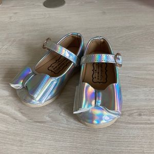 Pipperdoodles Bow shoes Silver Holographic Bow Shoes Size 21/4 Toddler size 4